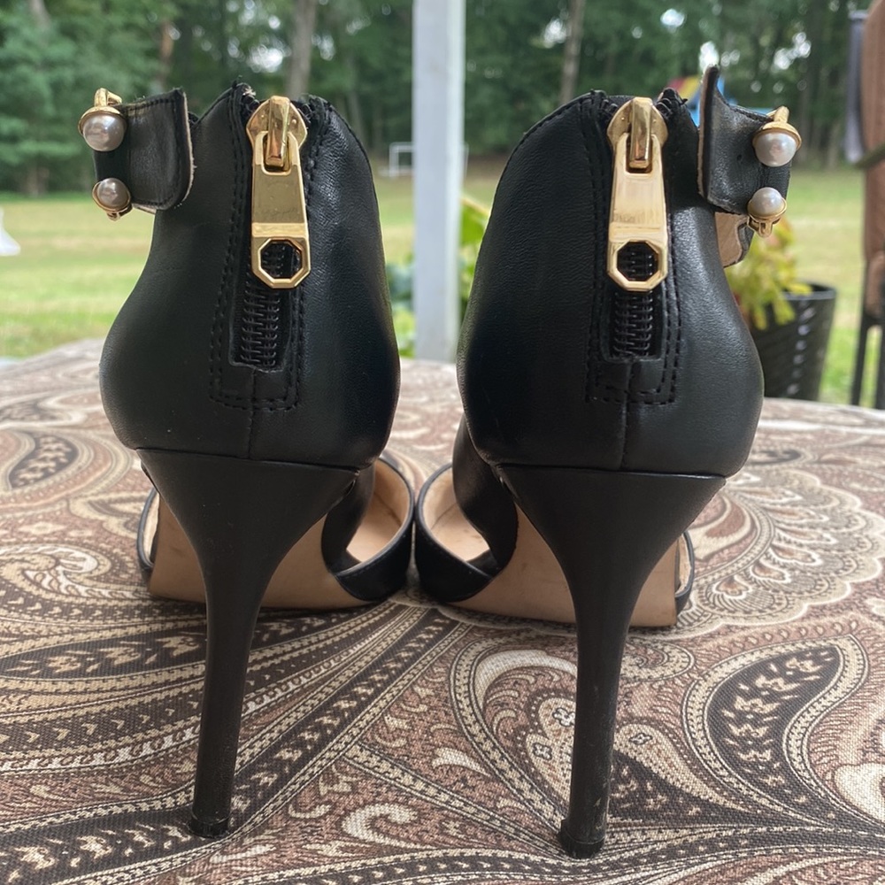 Asymmetrical strap heels - Picture 4 of 7